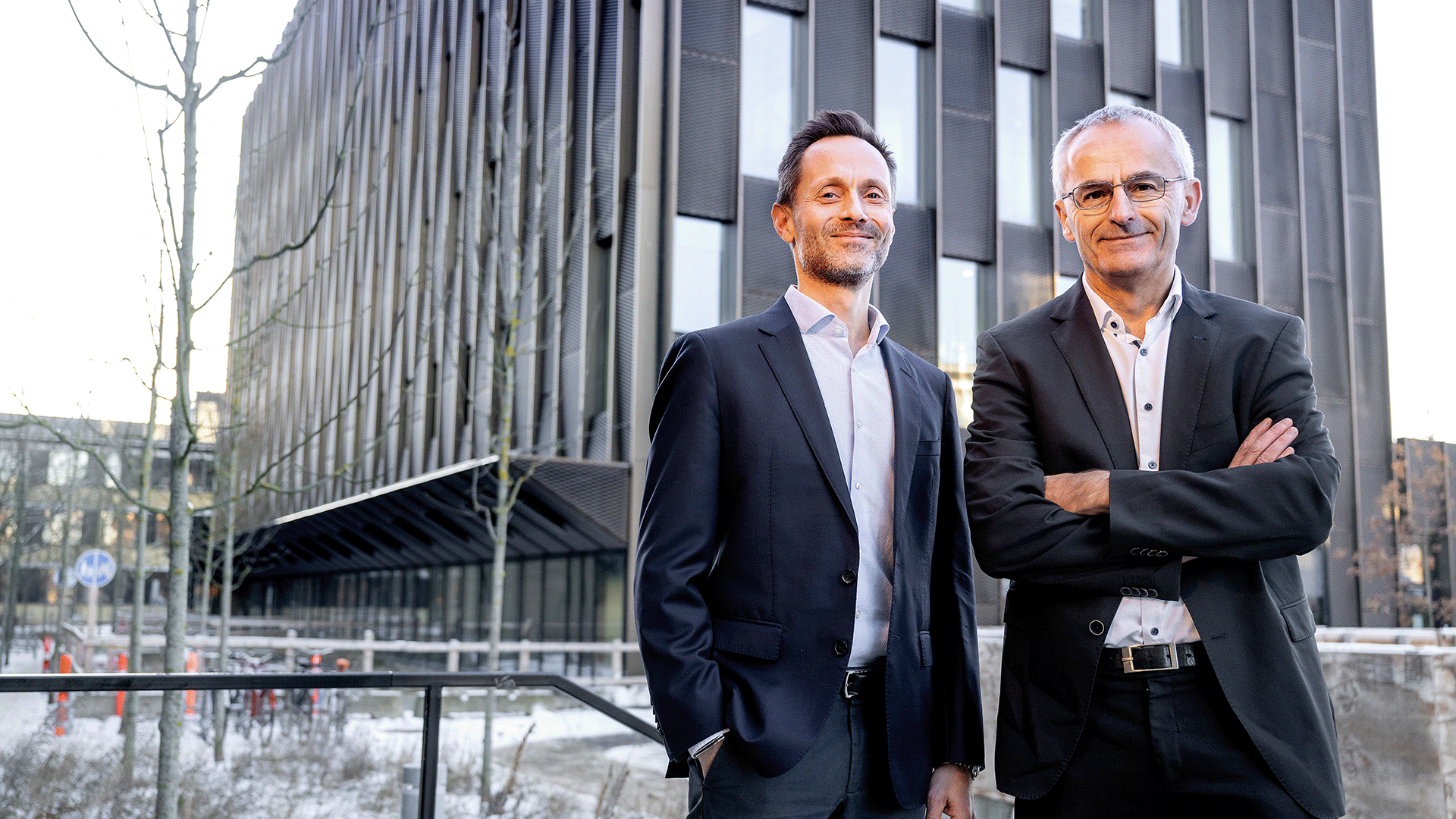 Tejs Vegge and Frede Blaagaard in front of a building similar to the future ‘Climate Challenge Laboratory’