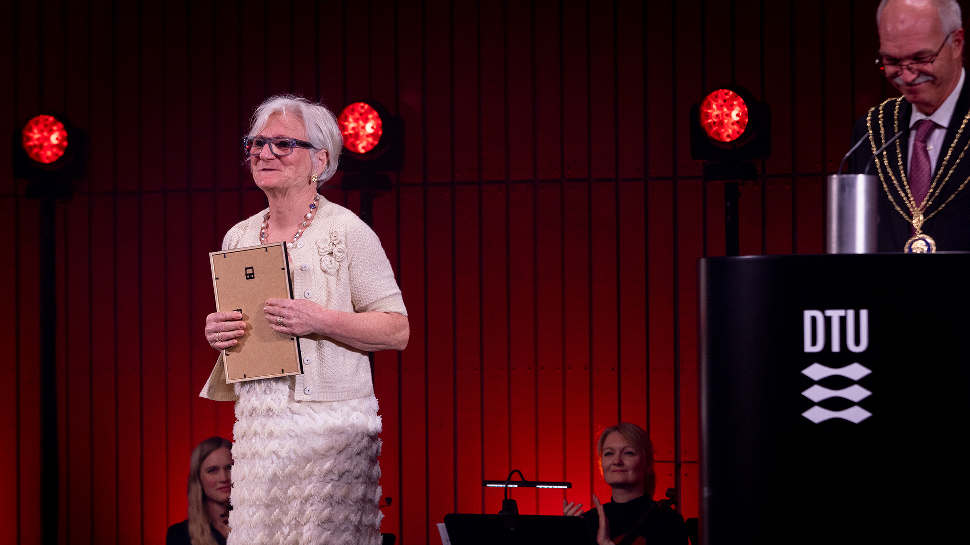 This year's Occupational Health and Safety Award was given to Lone Rosenkær Olsen (left), Work Health Safety Coordinator, DTU Aqua . Photo: Steen Brogaard.