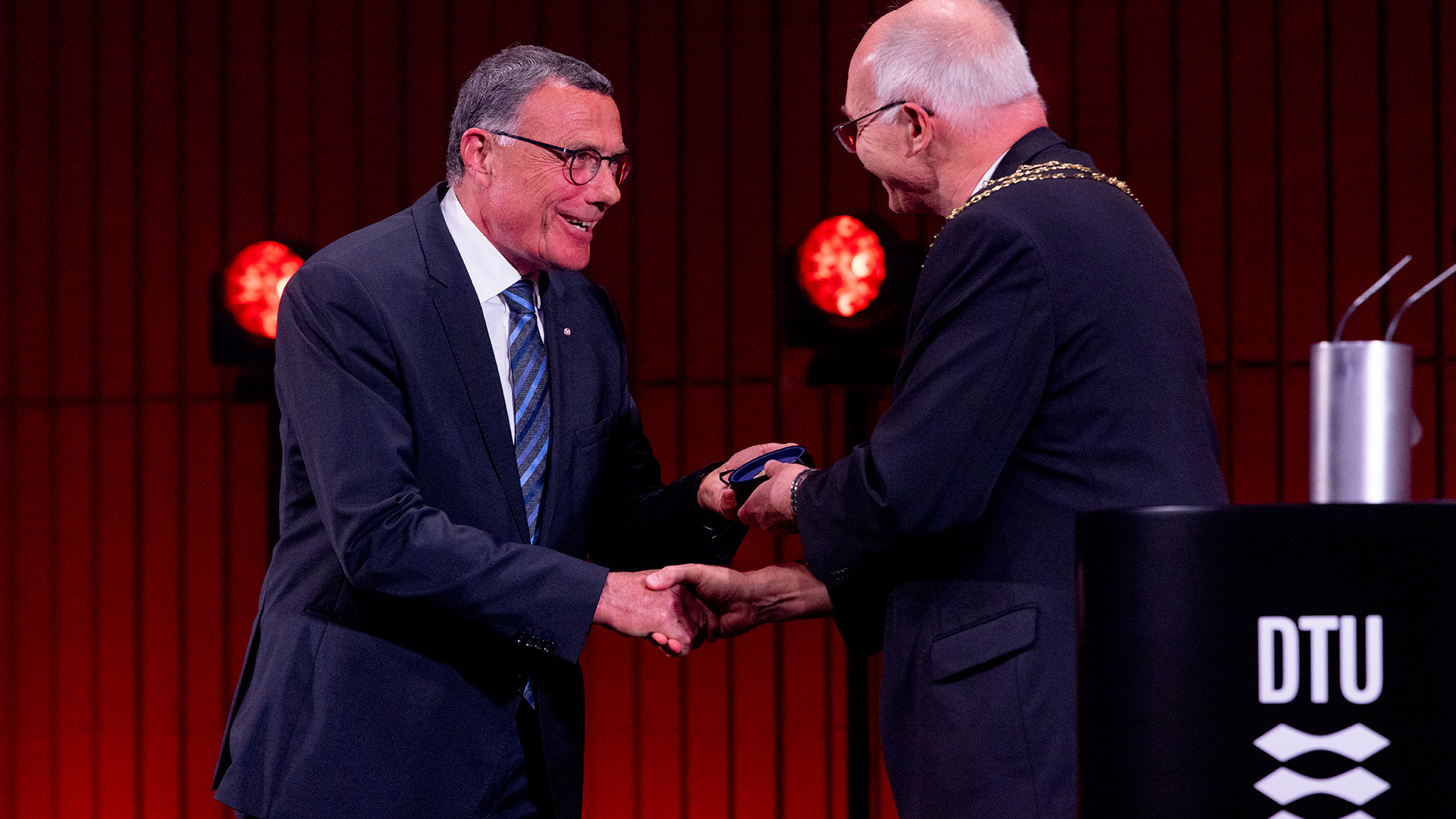 The DTU Gold Medal was awarded to Sten Scheibye (left), who was DTU’s Chairman of the Board from 2009-2012 and has been crucial to DTU’s development and status today as an international technical elite university. Photo: Steen Brogaard.
