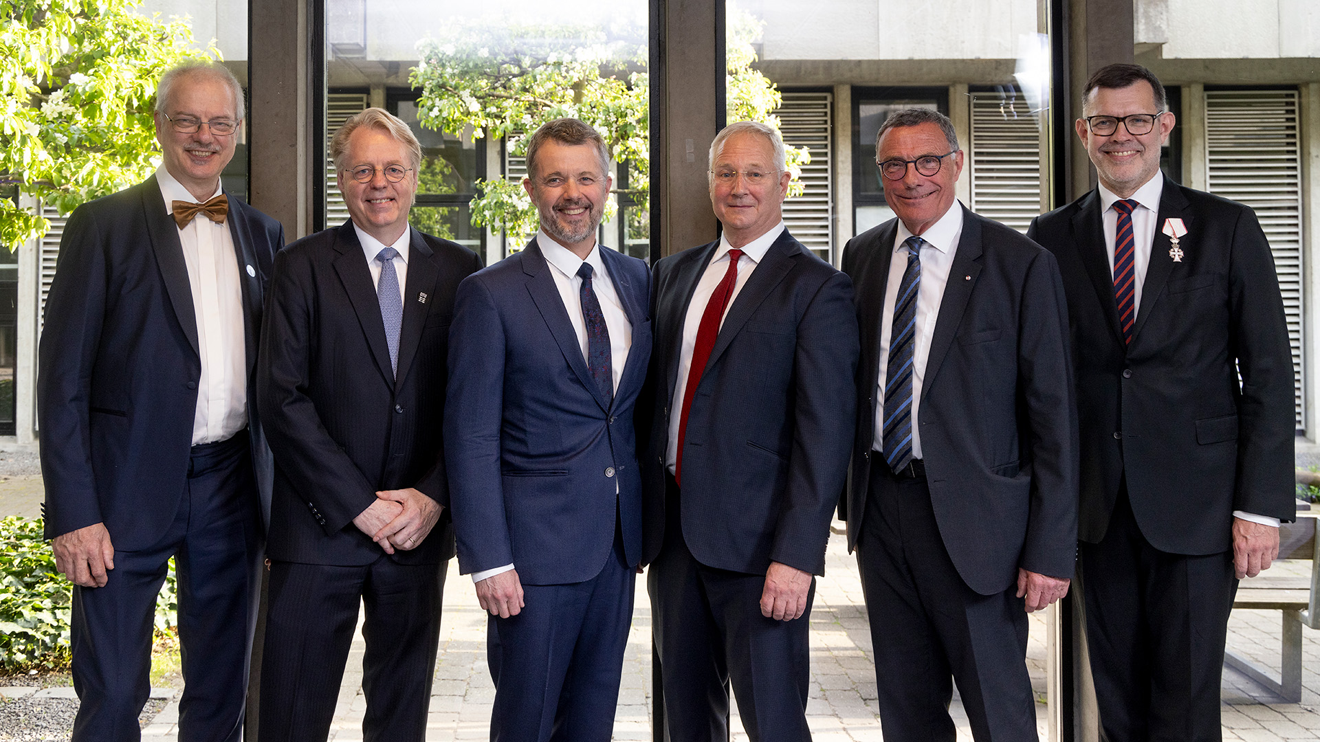 From left to right is seen professor Morten Meldal, professor Jan Hesthaven, The King, professor David J. Moss, Chairman of Knud Højgaards Fond Sten Scheibye and Provost Rasmus Larsen. The photo is from the President's reception in the S-house. Photo: Steen Brogaard.